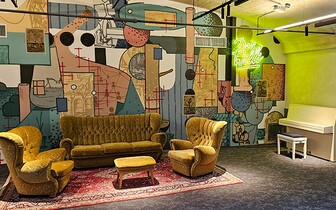 Bühne mit Sofa und Pianino daneben