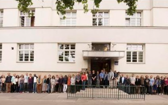 Außenansicht des Integrationshauses mit Mitarbeiter*innen davor