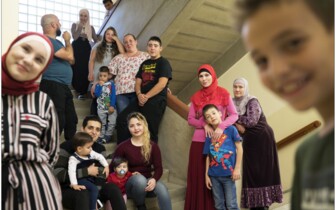 Bewohner*innen des Integrationshauses im Stiegenhaus