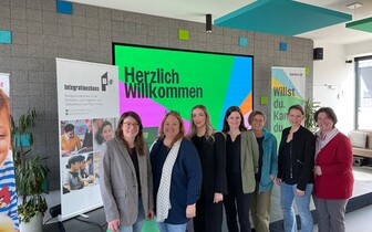 HR-Managerinnen der Unternehmen Post, Verkehrsbüro, karriere.at, St. Nikolausstiftung mit Mitarbeiterinnen des Integrationshauses