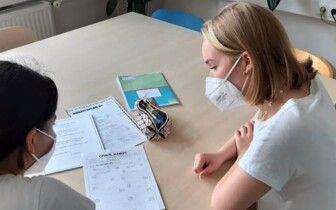 Freiwillige lernt mit Kind