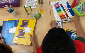 Kinder suchen sich Schulsachen aus