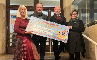 Kurtologinnen übergeben Spendenscheck an Beatrix Neundlinger, Sepp Stranig und Alexandra Jachim vom Integrationshaus