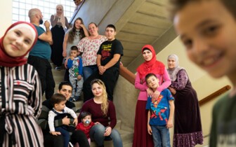 Bewohner*innen des Integrationshauses im Stiegenhaus