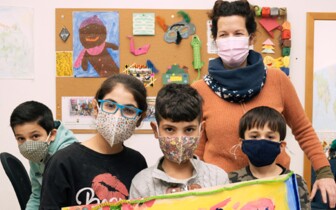 Kinderpsychologin mit Kindern