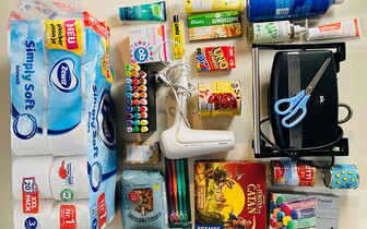 diverse Alltagsdinge von Lebensmittel bis Schulsachen