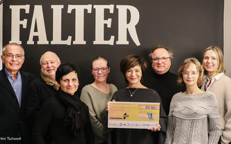 Team von der Stadtzeitung Falter, Katharina Stemberger, Martin Wurzenrainer und Sepp Stranig vom Integrationshaus bei der Scheckübergabe von Hilfe, Geschenke!