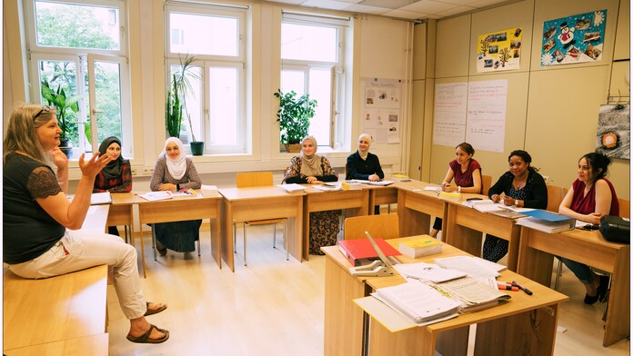 Trainerin mit Kursteilnehmerinnen im Kurs Mama lernt Deutsch - Future Train