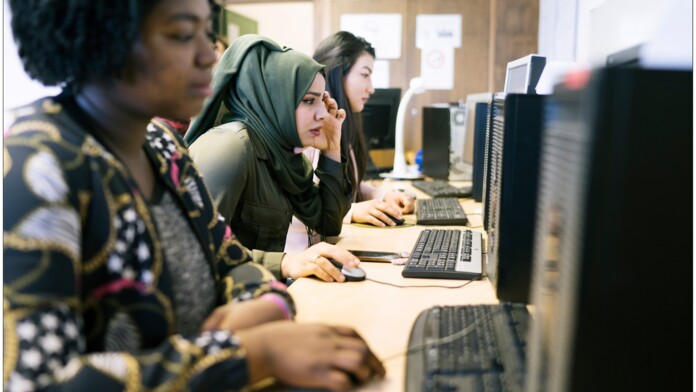 Kursteilnehmer*innen im Integrationshaus am Computer