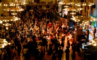Tanzende im Festsaal des Rathauses beim Flüchtlingsball