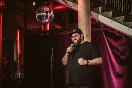 Porträt des Kabarettisten Heidelbeerhugo