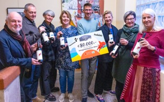Spendenübergabe mit Scheck von Spar und Weingut Heinrich an Integrationshaus und Tralalobe