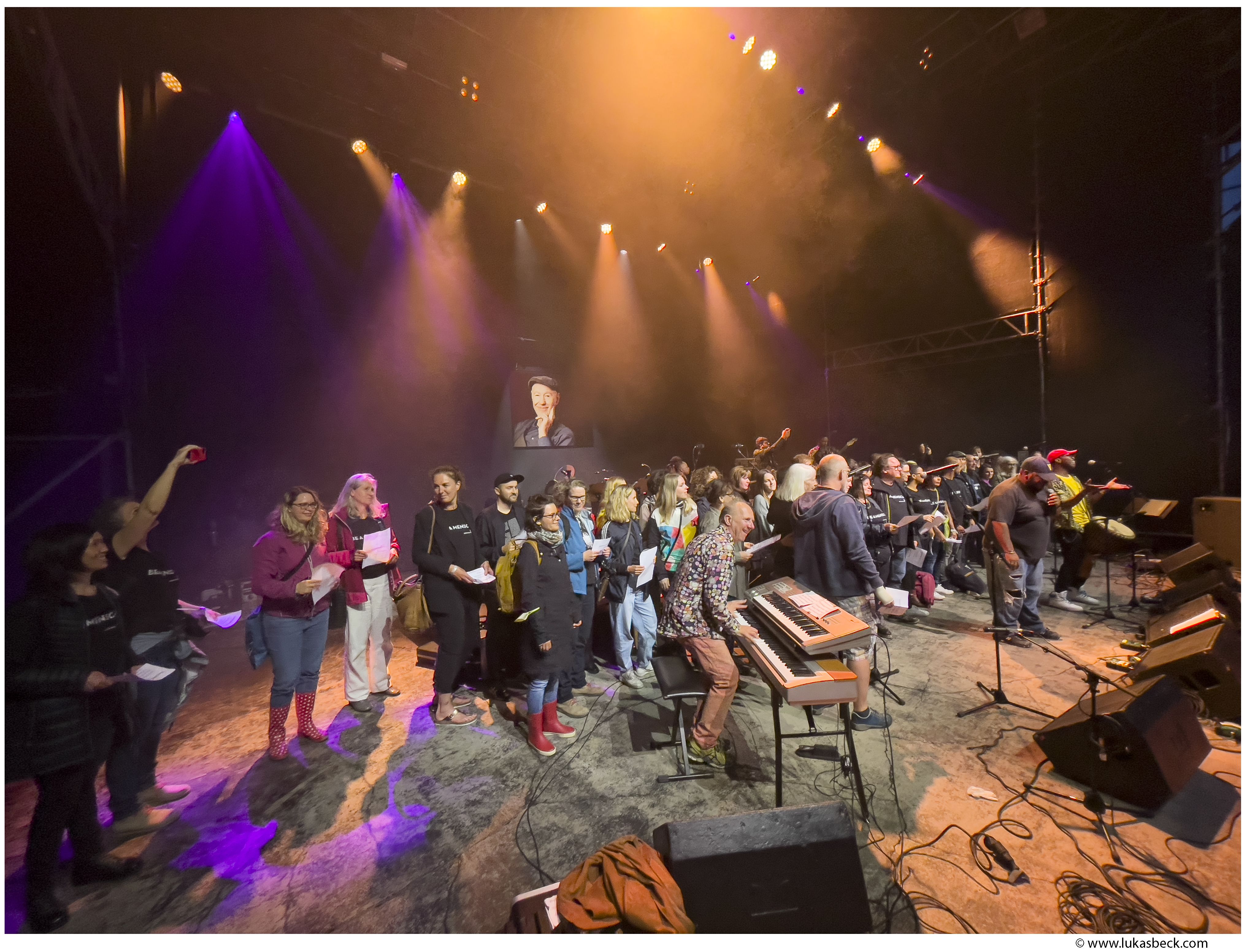 Künstler*innen auf der Bühne beim Konzert in Memoriam Willi Resetarits in der Arena Wien