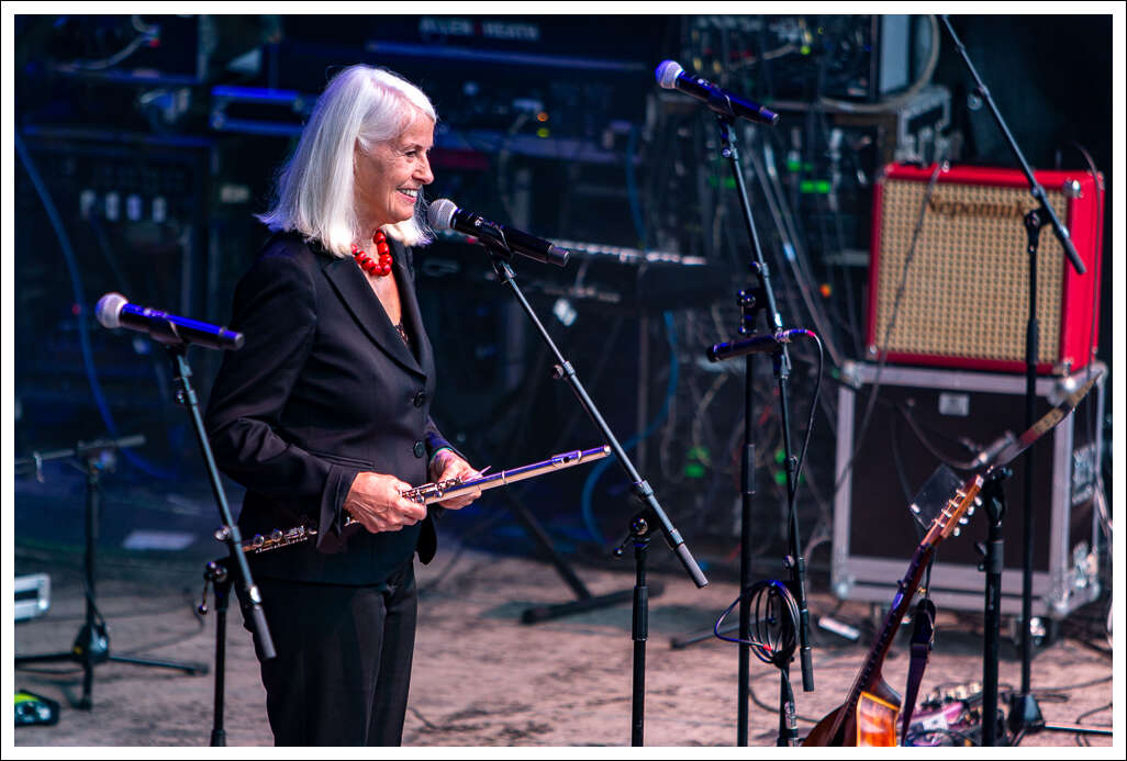 Beatrix Neundlinger auf der Bühne beim Konzert in Memoriam Willi Resetarits in der Arena Wien