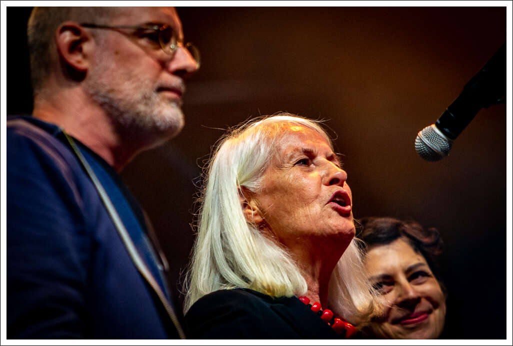 Beatrix Neundlinger auf der Bühne beim Konzert in Memoriam Willi Resetarits in der Arena Wien