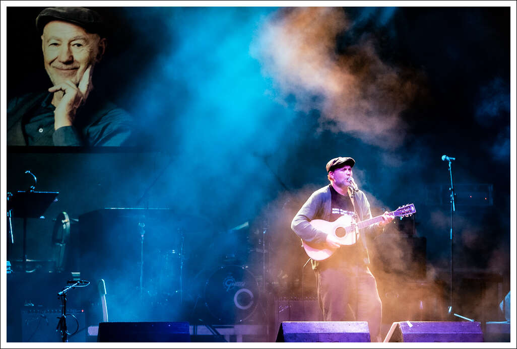Künstler auf der Bühne beim Konzert in Memoriam Willi Resetarits in der Arena Wien