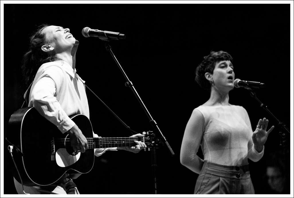 Künstler*innen auf der Bühne beim Konzert in Memoriam Willi Resetarits in der Arena Wien