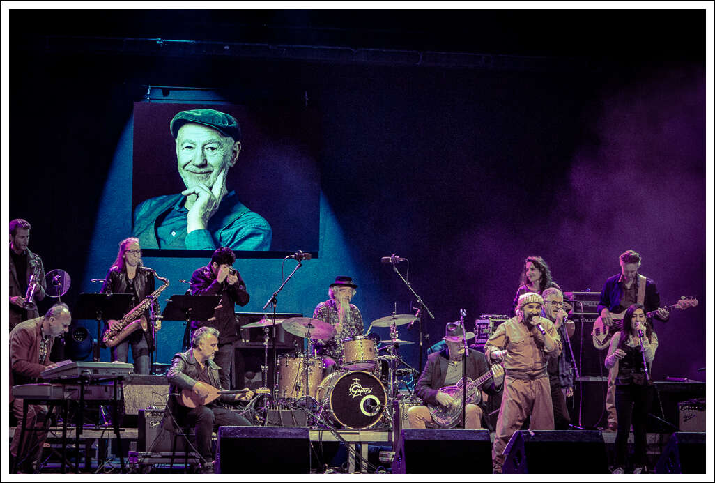 Künstler*innen auf der Bühne beim Konzert in Memoriam Willi Resetarits in der Arena Wien