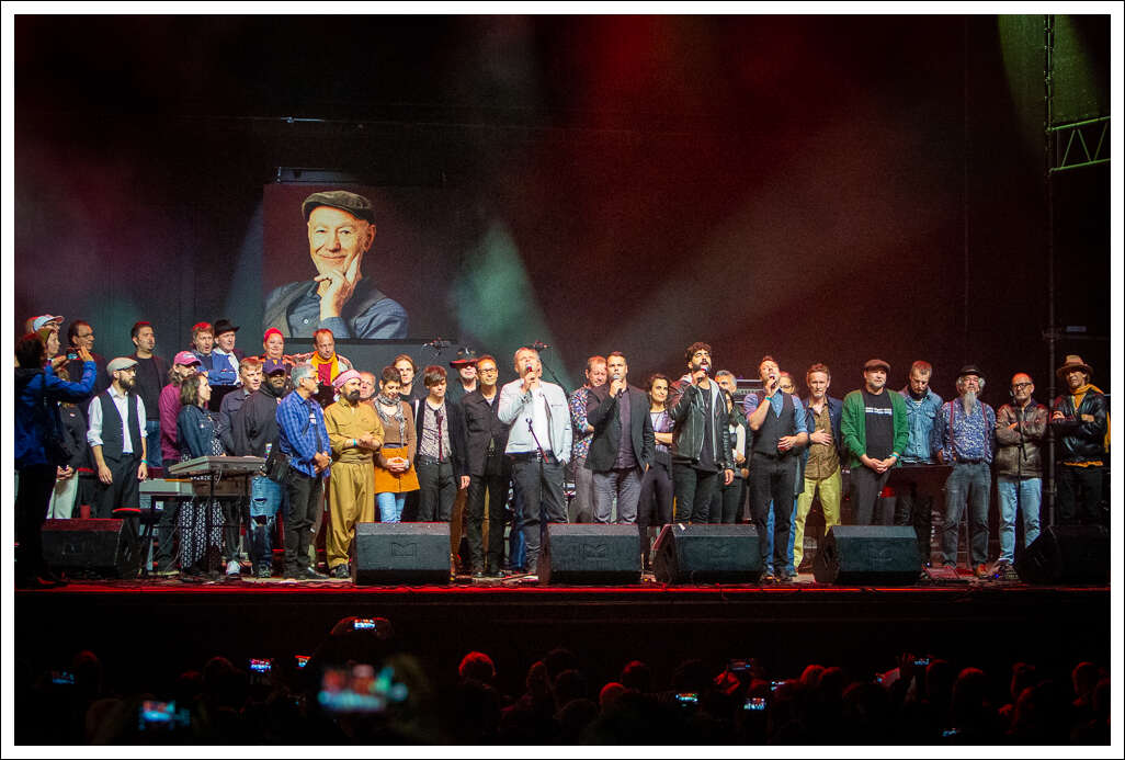 Alle Künstler*innen auf der Bühne beim Konzert in Memoriam Willi Resetarits in der Arena Wien