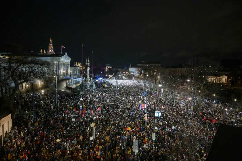 Foto der Demonstration "Demokratie jetzt!" 2024 vor dem Parlament in Wien, Bild: Ayham Yossef