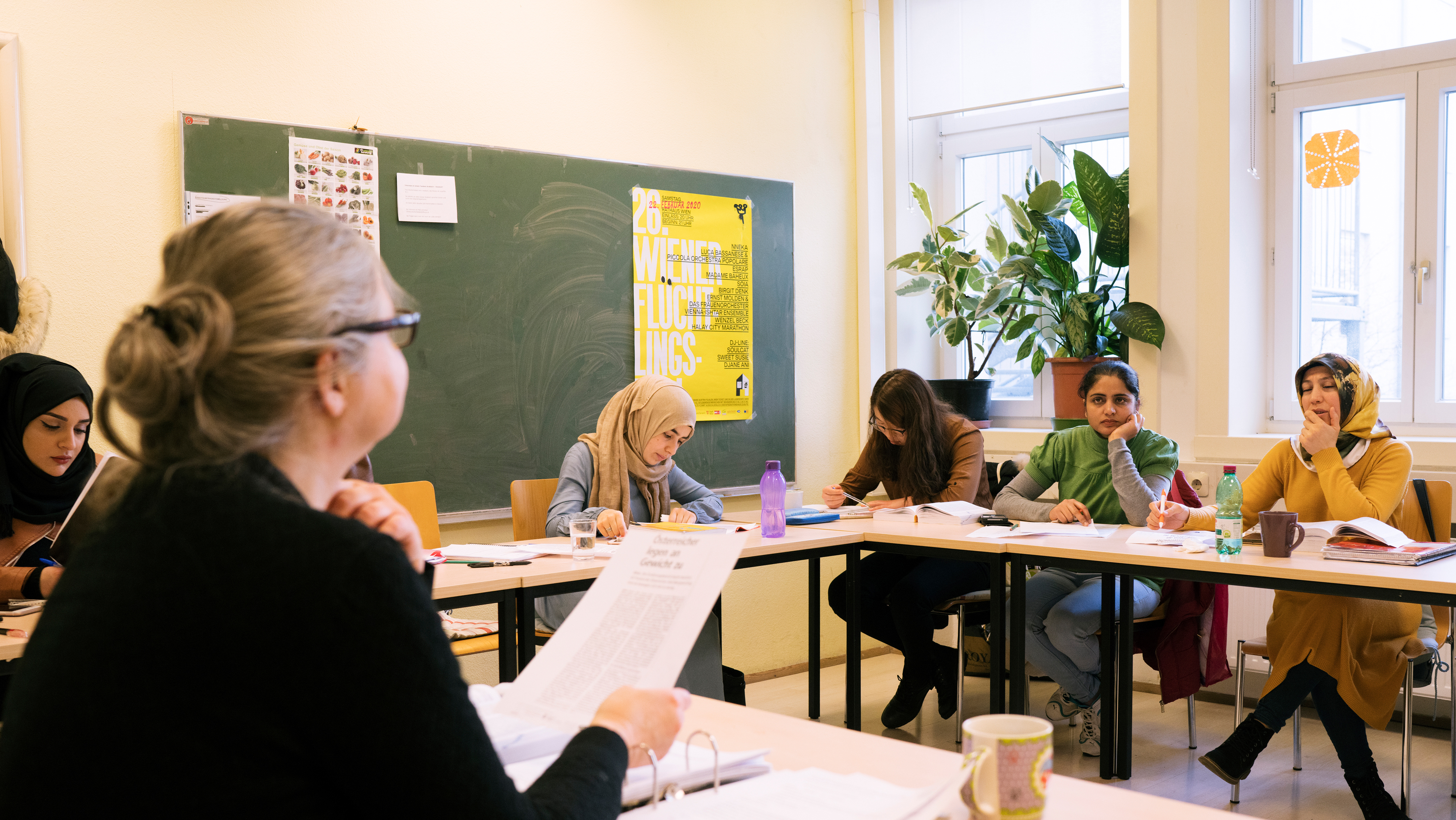 Trainerin mit Kursteilnehmerinnen im Kurs Mama lernt Deutsch - Future Train