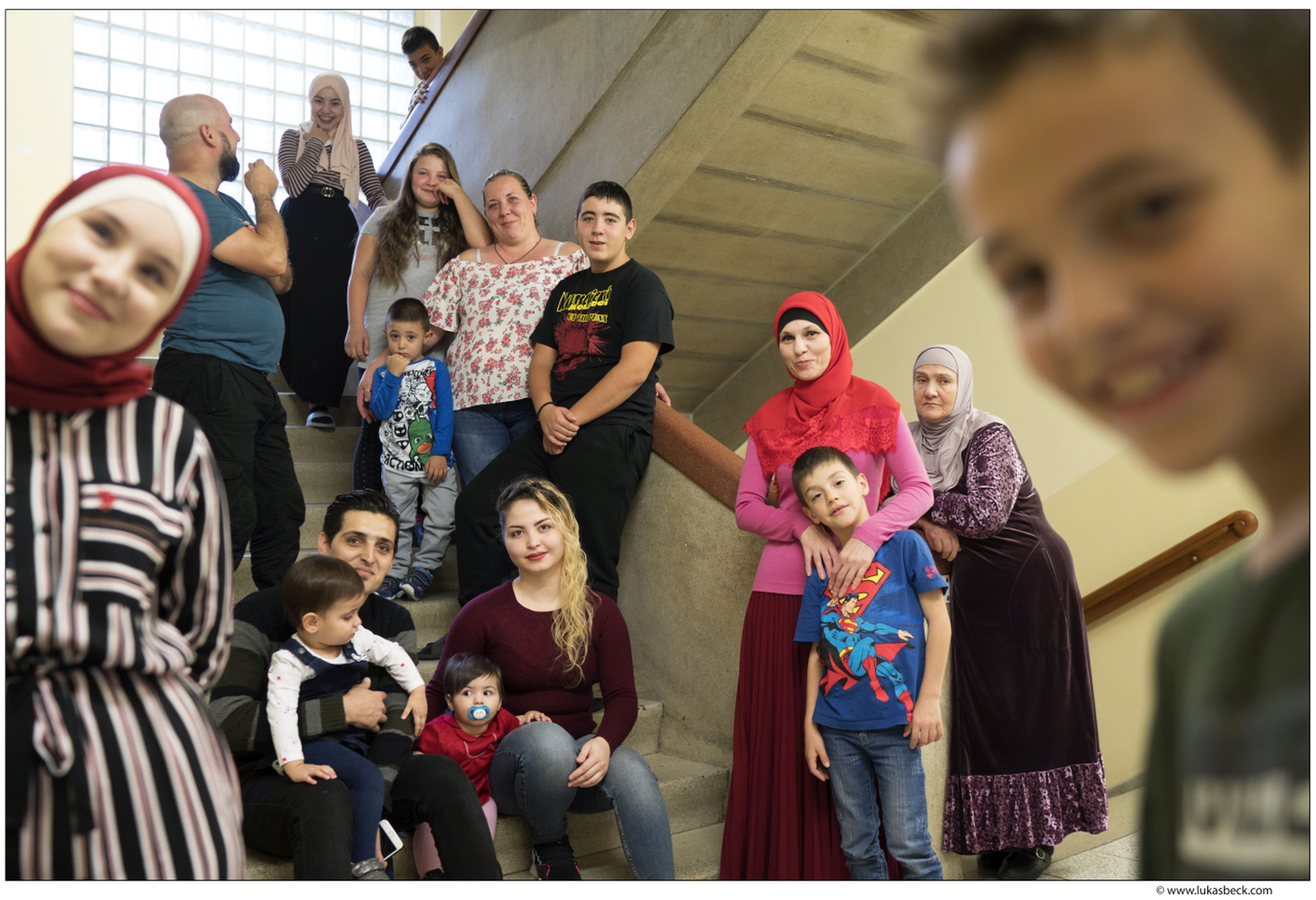 Bewohner*innen des Integrationshauses im Stiegenhaus