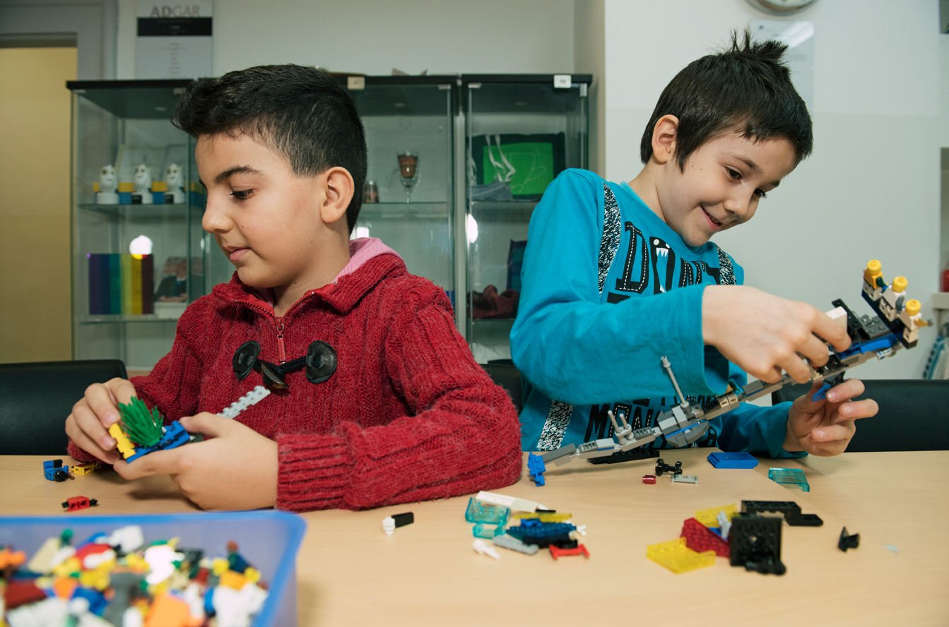 Spielende Kinder mit Bausteinen im Integrationshaus