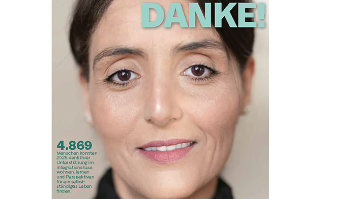 Cover des Jahresberichts 2025 des Integrationshauses mit Porträt einer Kursteilnehmerin